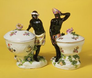 To Meissen blackamoors stående ved søtkjøttkurver og trekk, 1741 (porselen)